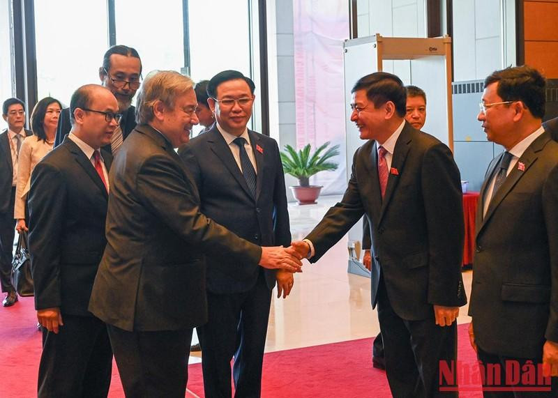 Vuong Dinh Hue presenta los delegados.